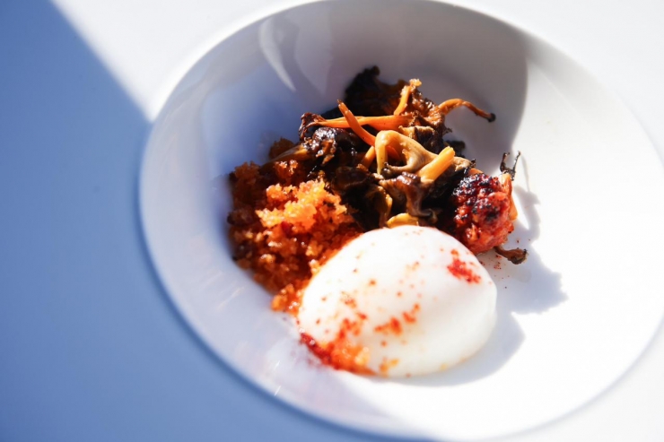 El plat del Beç, ou a baixa temperatura, migas asturianes i sobrassada.